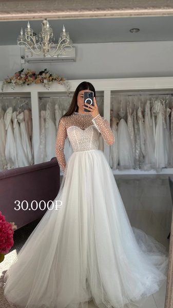 Свадебное платье с сияющим верхом и юбкой